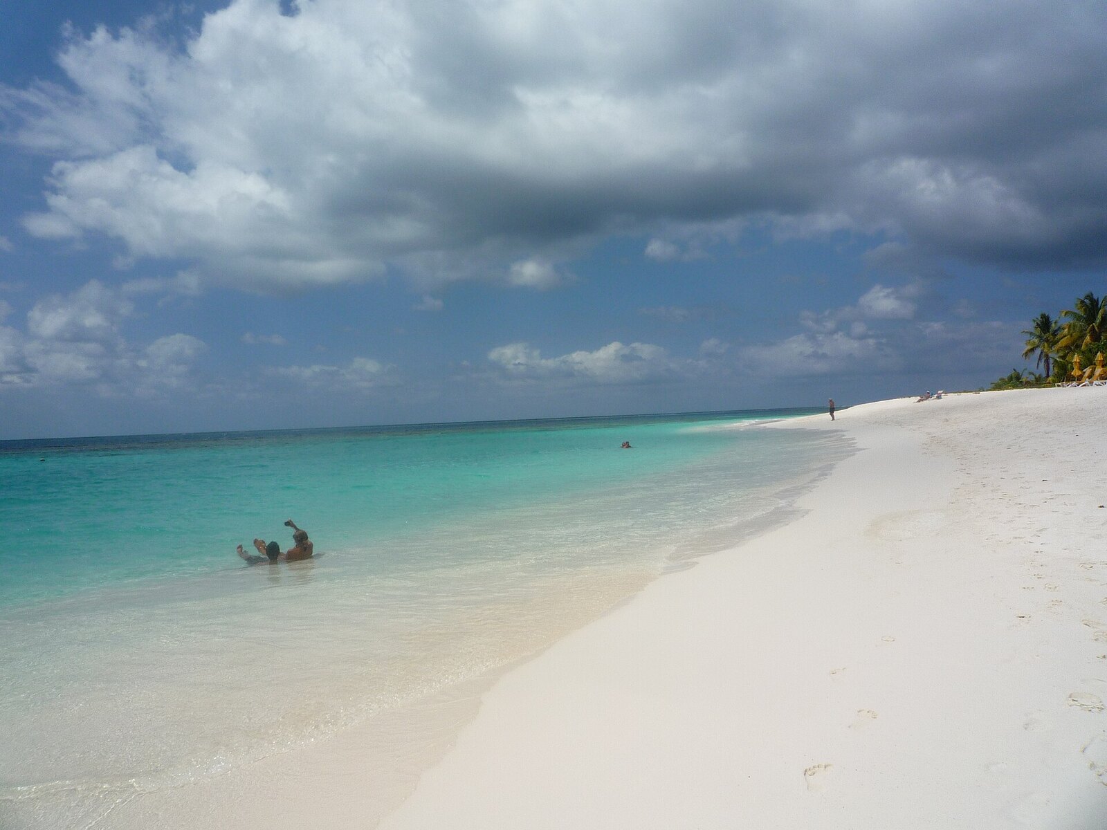 Photo: onj / CC BY 3.0 Anguilla — Shoal Bay