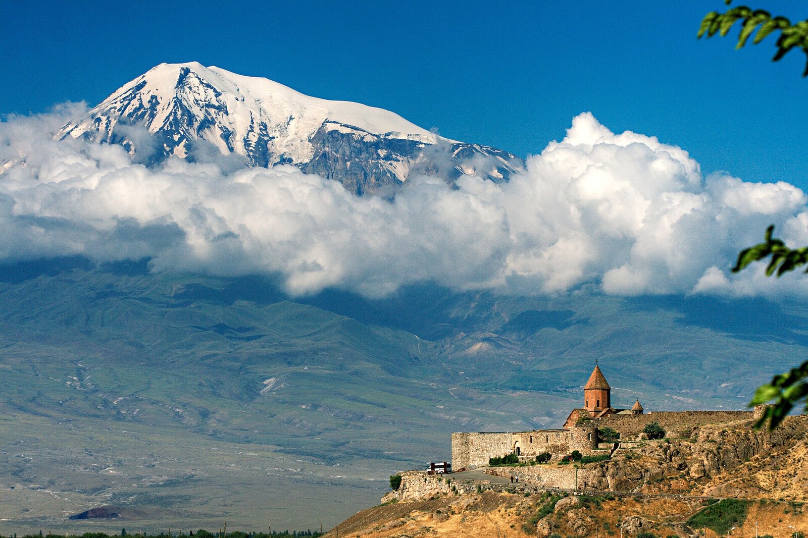 Photo: Andrew Behesnilian ( MrAndrew47 ) / CC BY-SA 3.0 Armenia — Khor Virap and Mount Ararat