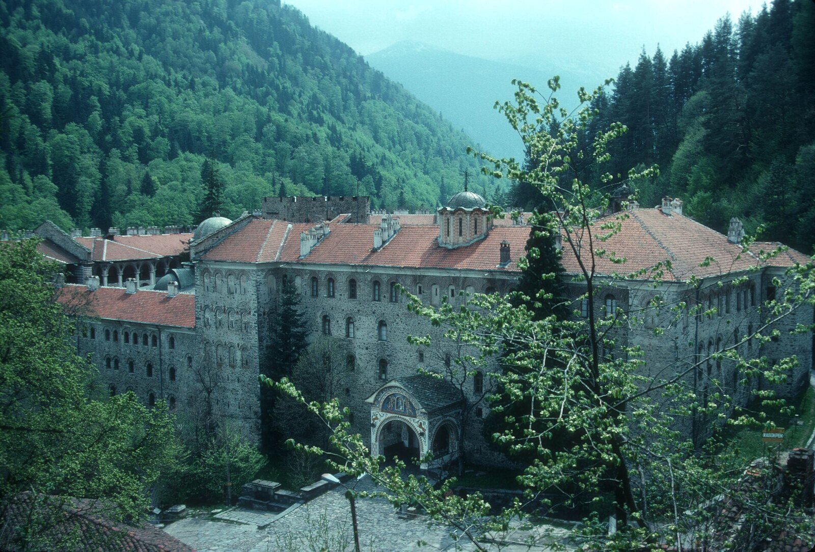 Photo: JERRYE AND ROY KLOTZ MD / CC BY-SA 3.0 Bulgaria — Rila Monastery