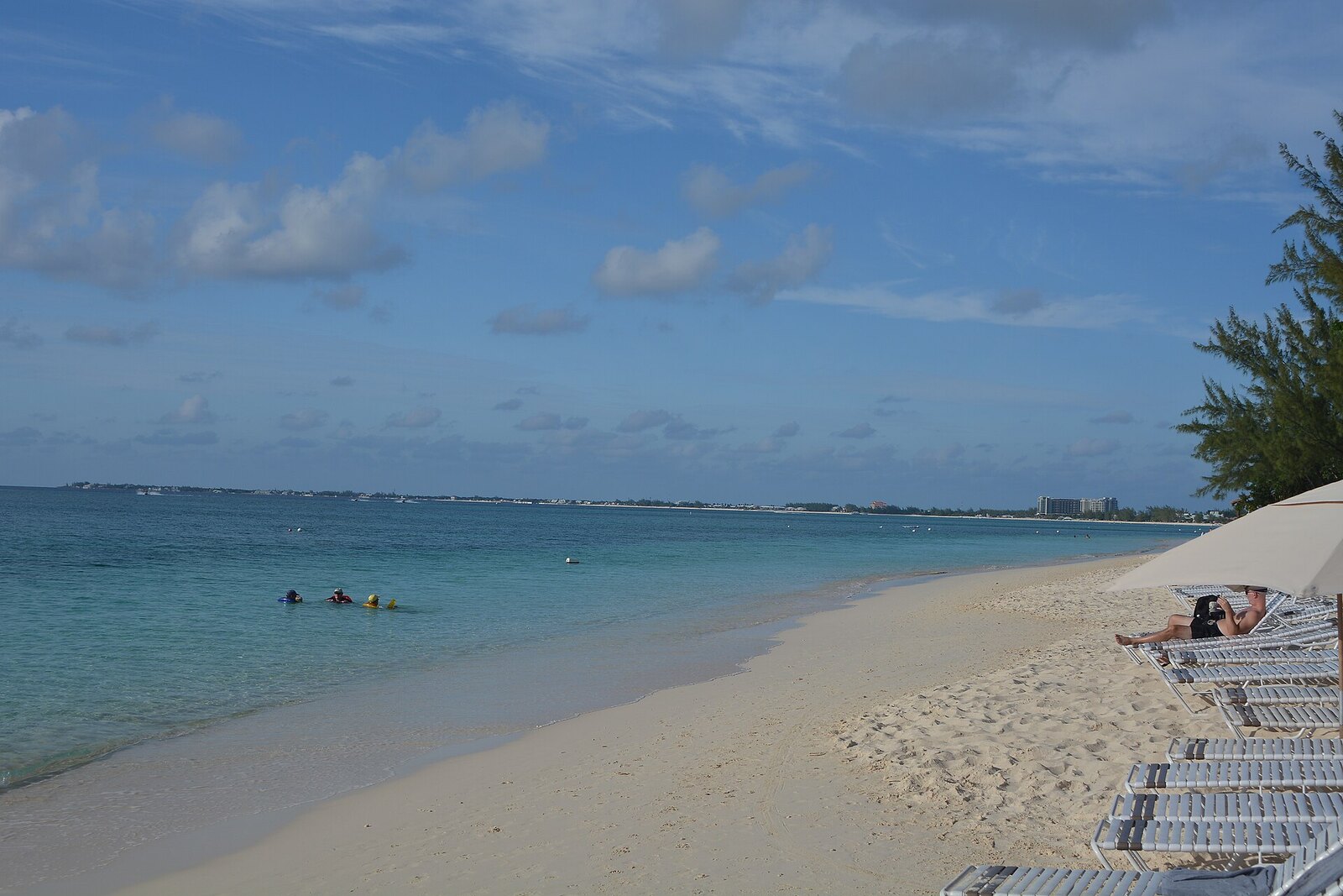 Photo: Jonathan Payne from Ayr, United Kingdom / CC BY-SA 2.0 Cayman Islands — Seven Mile Beach