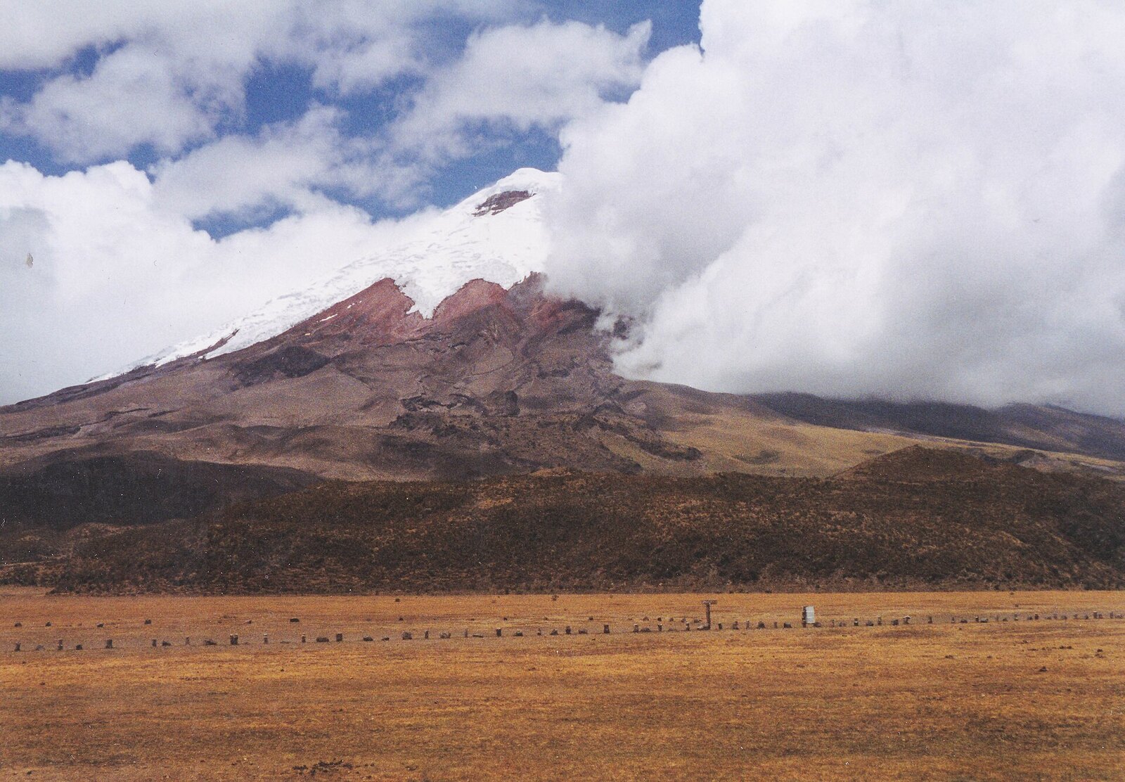 Photo: sussexbirder / CC BY 2.0 Ecuador — Cotopaxi volcano