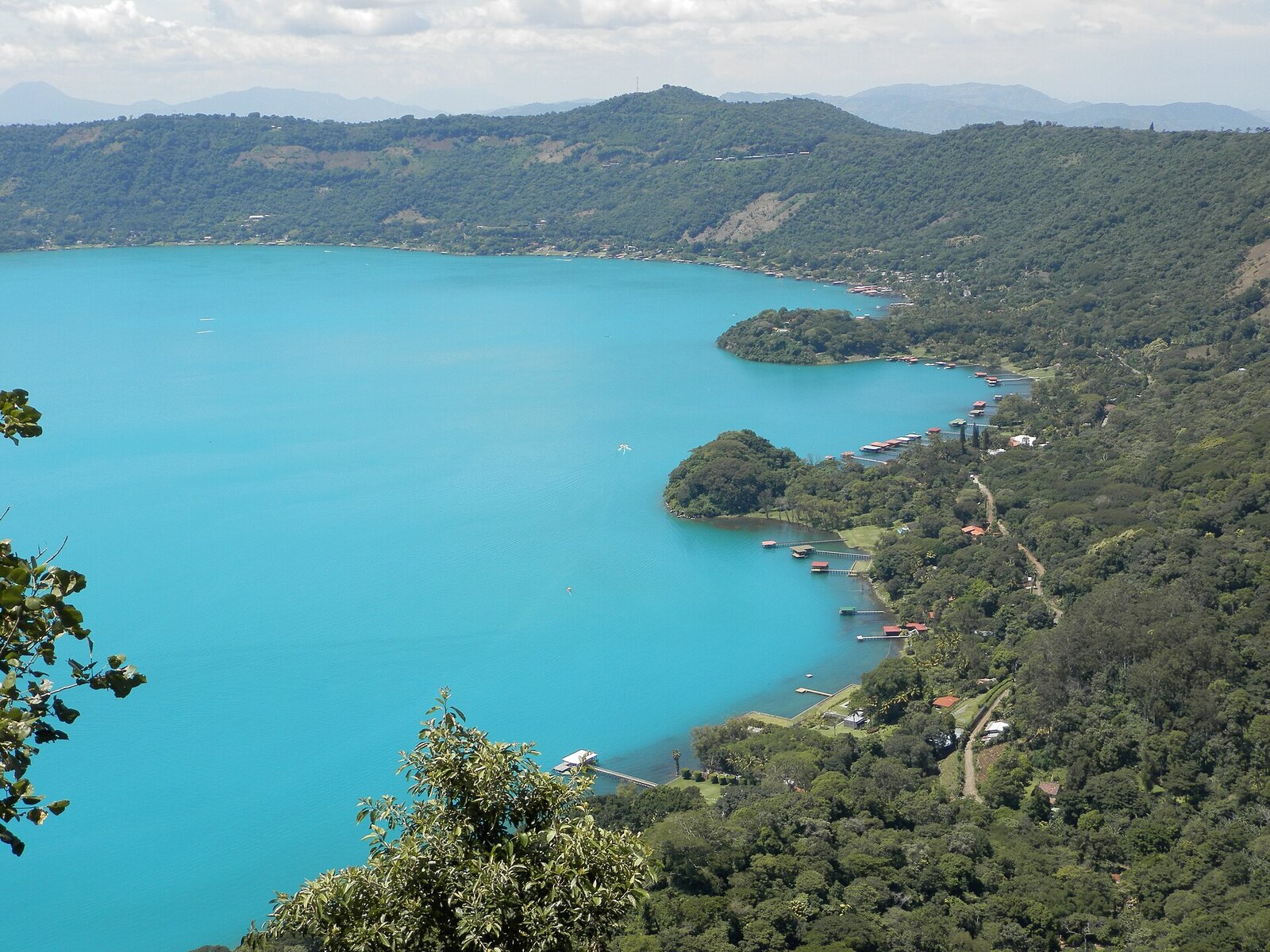 Photo: JMRAFFi / CC BY-SA 4.0 El Salvador — Lake Coatepeque