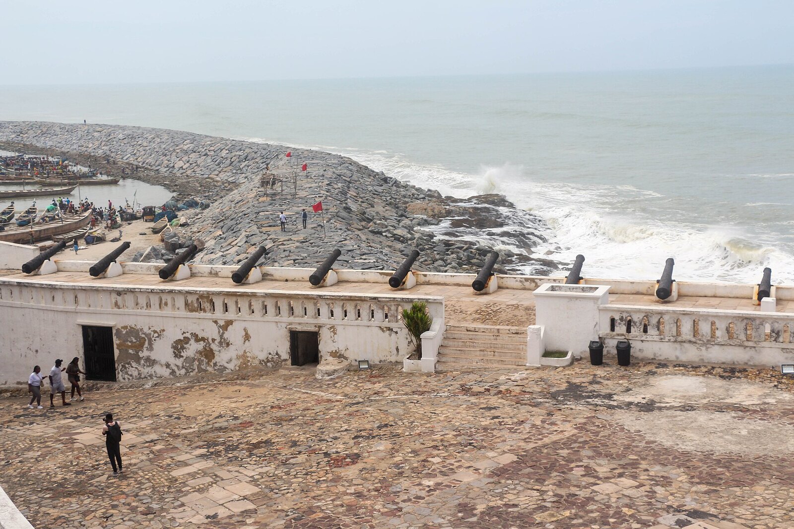 Photo: Antorsu10 / CC BY-SA 4.0 Ghana — Cape Coast Castle