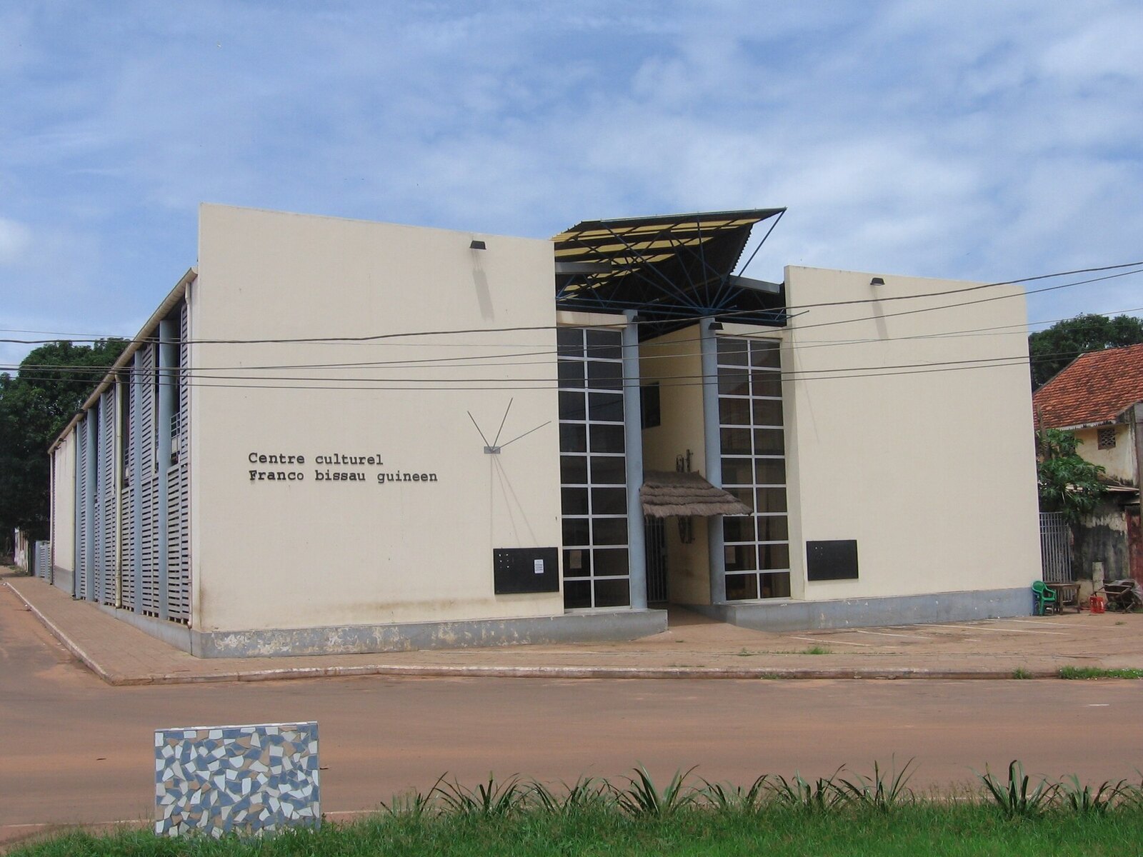Photo: (WT-en) Pis bus at English Wikivoyage / Public domain Guinea-Bissau — Bissau