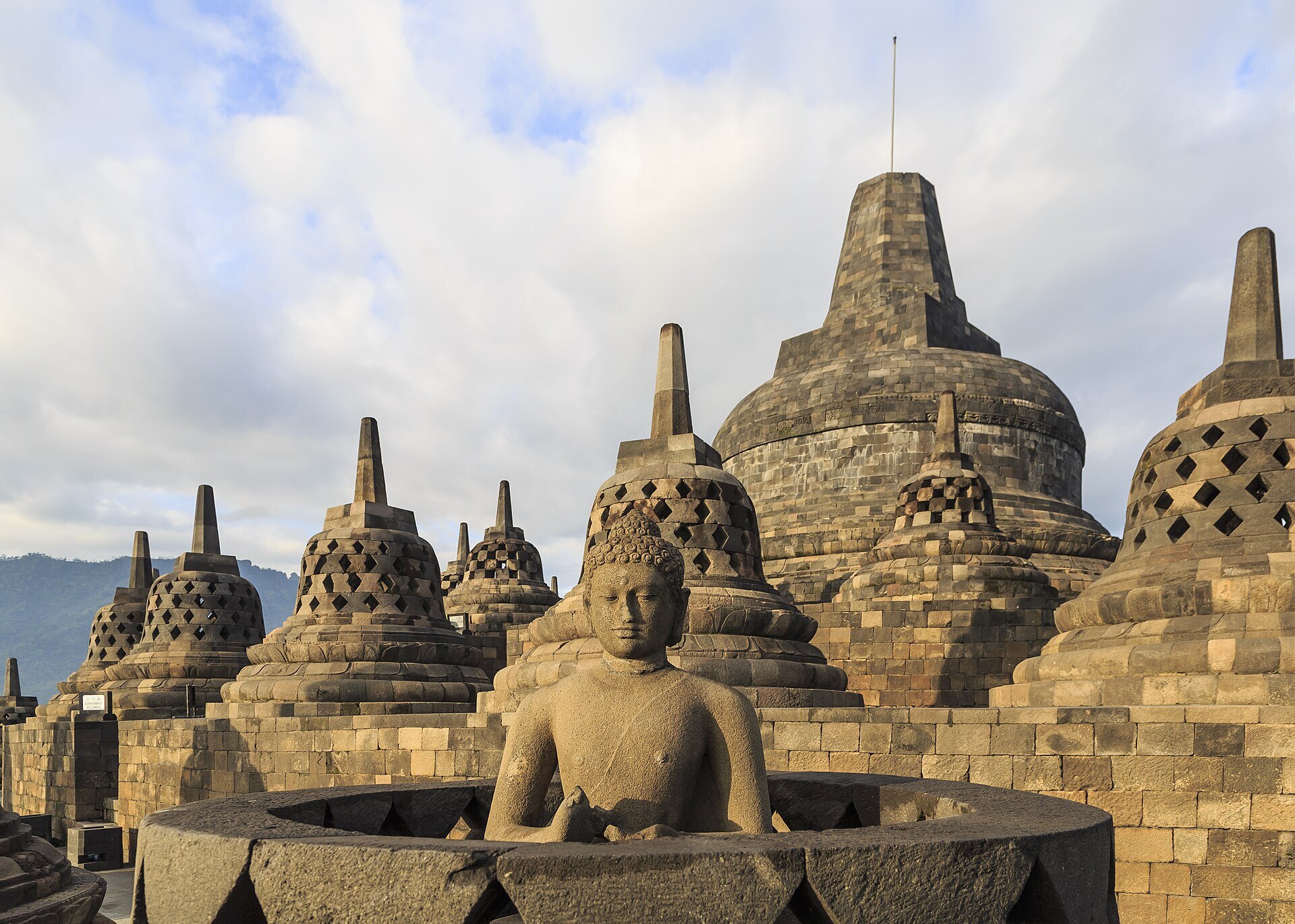 Photo: CEphoto, Uwe Aranas / CC BY-SA 3.0 Indonesia — Borobudur Temple