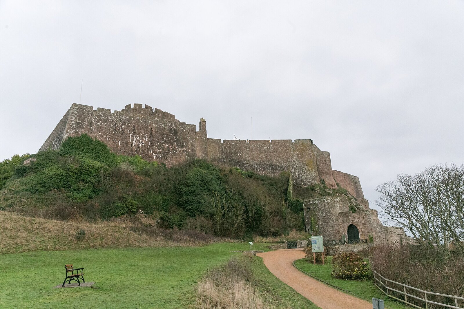 Photo: Pymouss / CC BY 4.0 Jersey — Mont Orgueil Castle