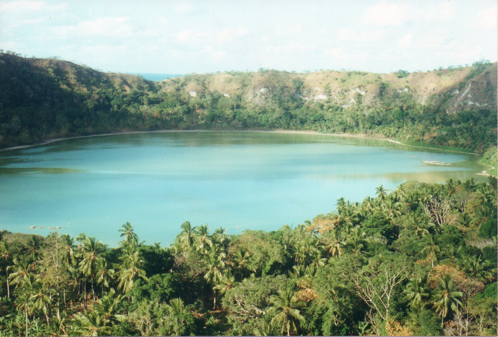 Photo: mwanasimba from La Réunion / CC BY-SA 2.0 Mayotte — Dziani Dzaha crater lake