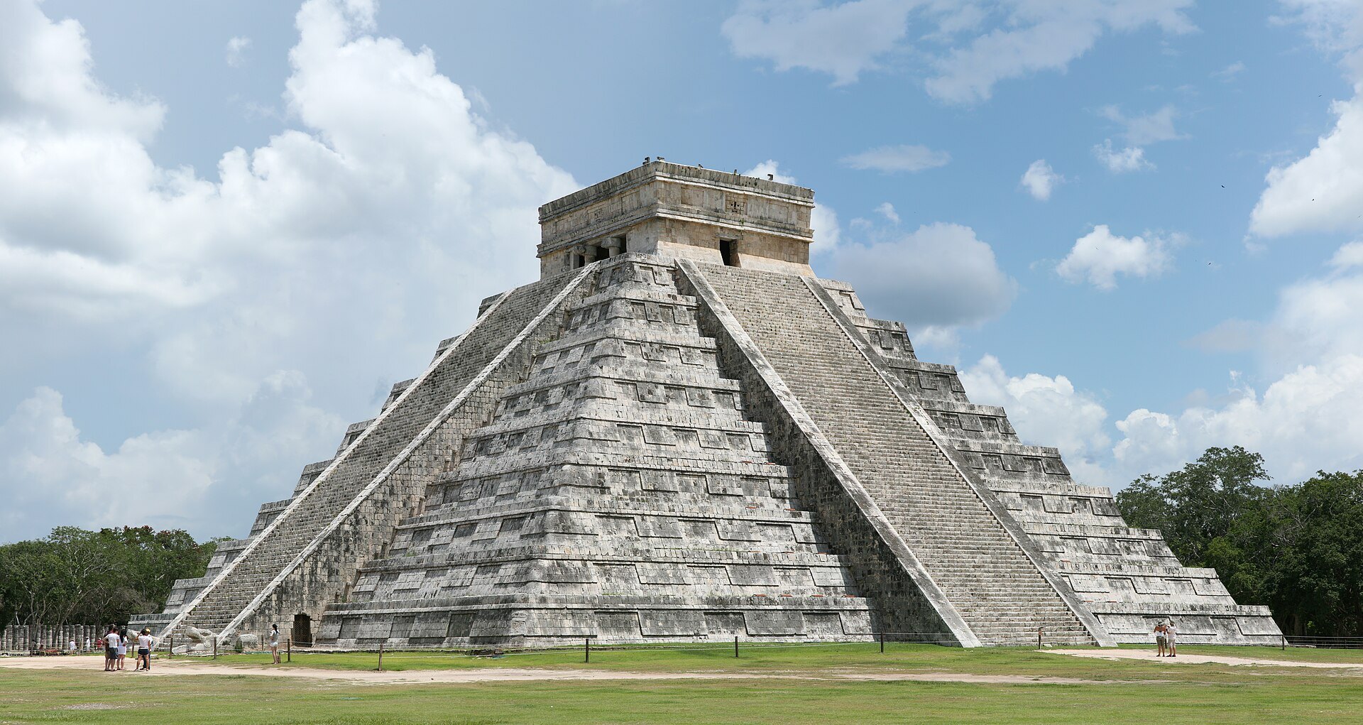 Photo: Daniel Schwen / CC BY-SA 4.0 Mexico — Chichen Itza