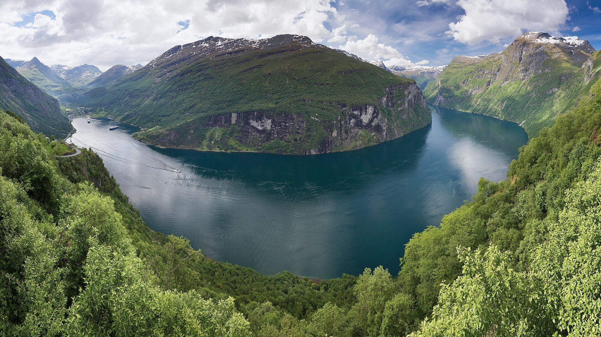 Photo: Ximonic (Simo Räsänen) / CC BY-SA 3.0 Norway — Geirangerfjord