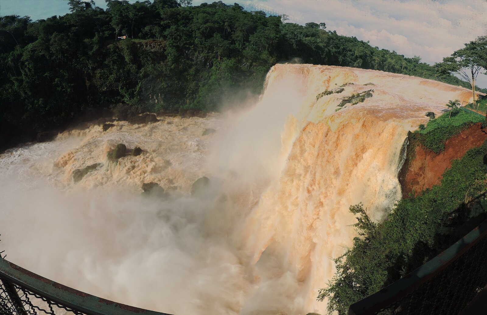 Photo: Rodney Damián / CC BY-SA 3.0 Paraguay — Saltos del Monday