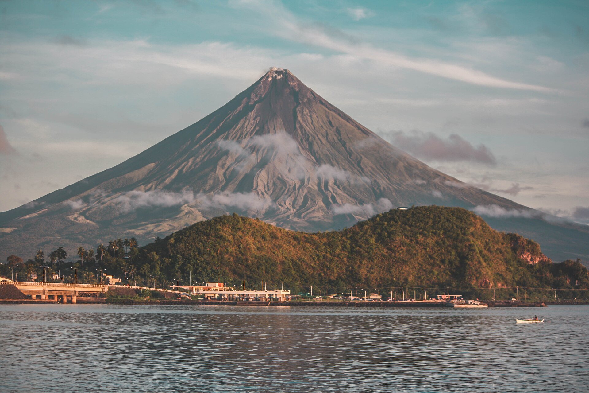 Photo: Chrizluminario / CC BY-SA 4.0 Philippines — Mayon Volcano