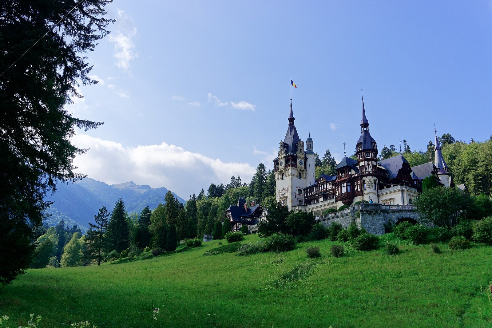 Photo: DanielValahul / CC BY-SA 4.0 Romania — Peleș Castle