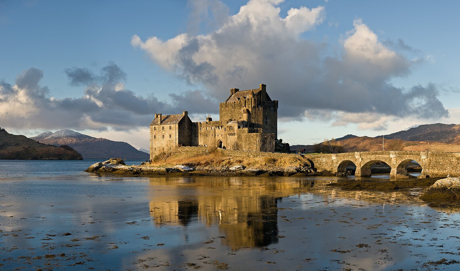 Photo: Diliff / CC BY-SA 3.0 Scotland — Eilean Donan Castle