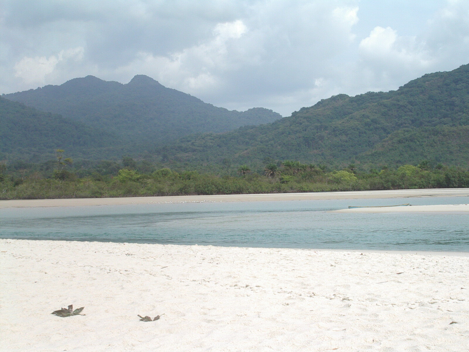 Photo: Christian Trede ( Chtrede ) / Attribution Sierra Leone — River No. 2 Beach