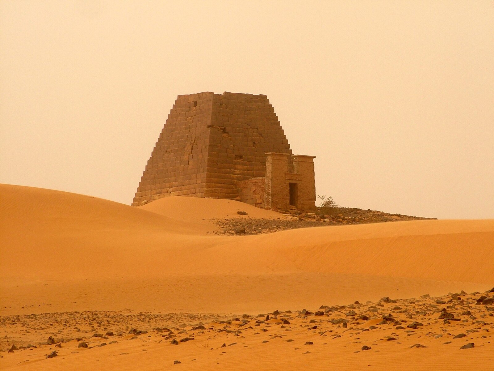 Photo: Lassi at Hungarian Wikipedia / CC BY-SA 3.0 Sudan — Pyramids of Meroë