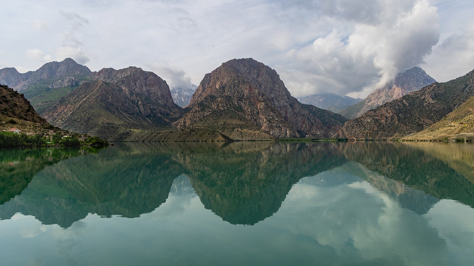 Photo: Marat Nadjibaev / CC BY-SA 4.0 Tajikistan — Iskanderkul