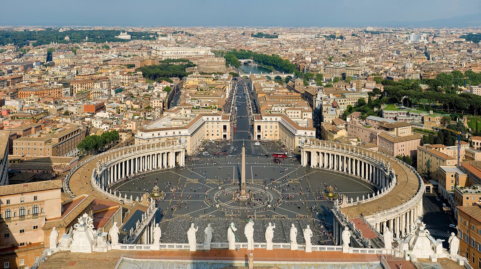Photo: Diliff / CC BY-SA 3.0 Vatican City — St. Peter's Square